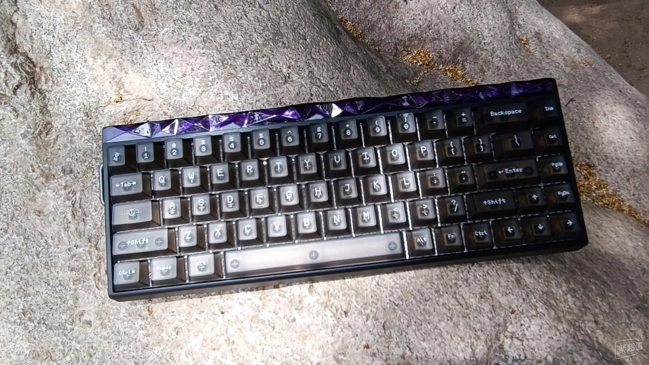 品黑雾透键帽和玉皇磁轴组合颜值和性能同时具备新葡京娱乐狼蛛HERO68HE磁轴键盘再添新(图1)